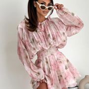 Sukienka „Sunny Bloom” – różowo-beżowy print